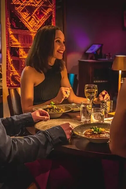 Discover why Gatwick Airport food prices are higher, learn tips to save money dining at restaurants near Gatwick. Low-budget travel options.